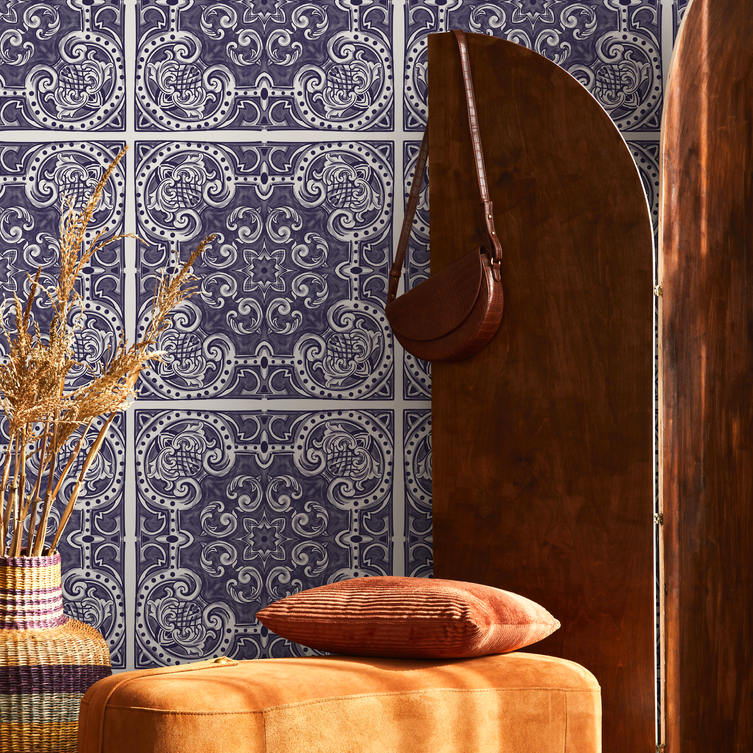 Vintage Tile Wallpaper with an Ornate Azulejo Motif in Blue and White - B142