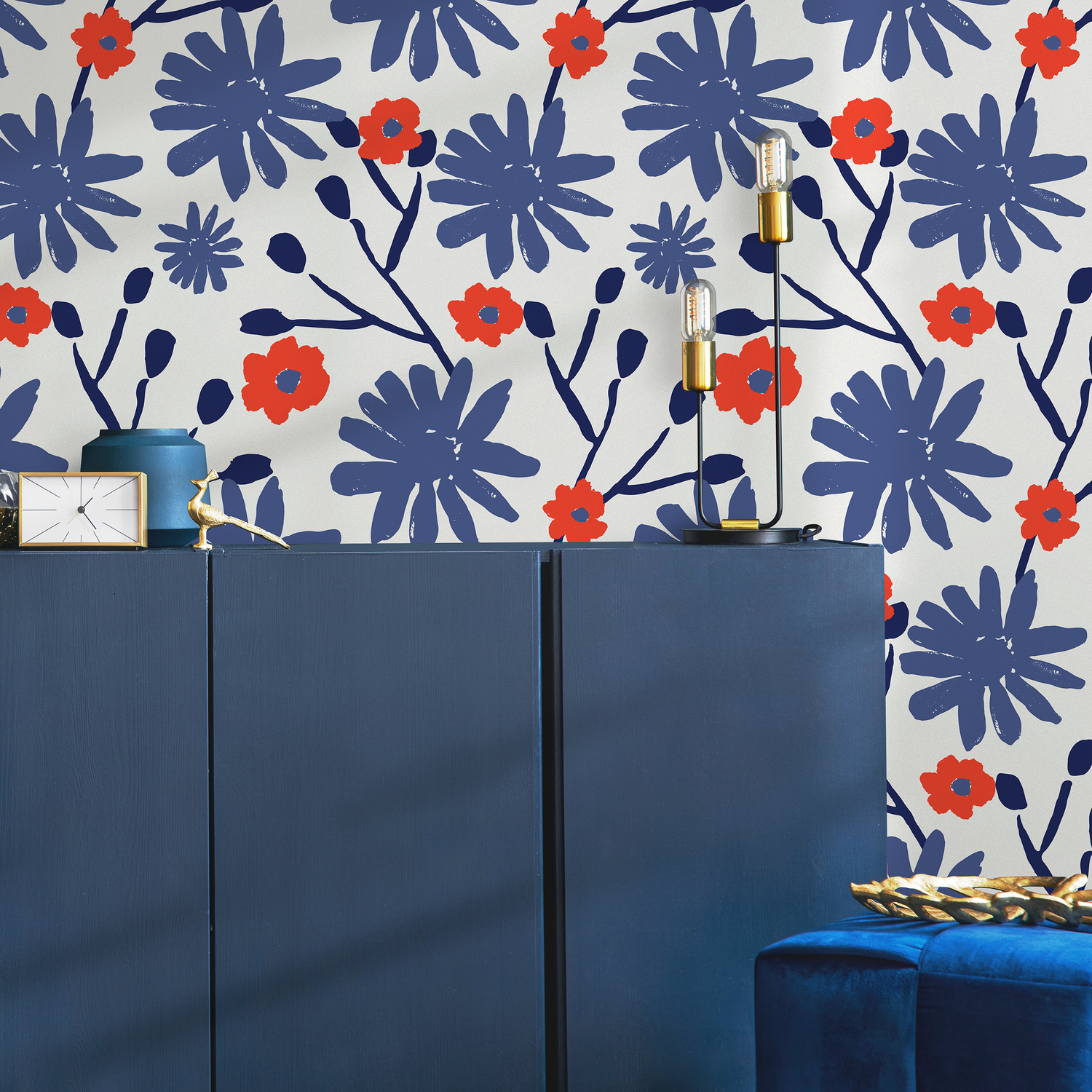 Floral Wallpaper Featuring a Painterly Print in Blue and Red - B448