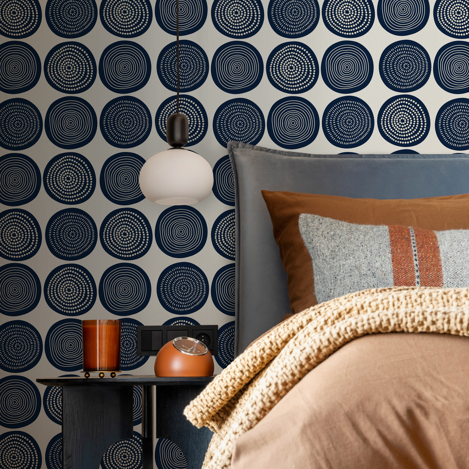 Geometric Wallpaper with Hand-Drawn Circle Motifs in Navy Blue - B783