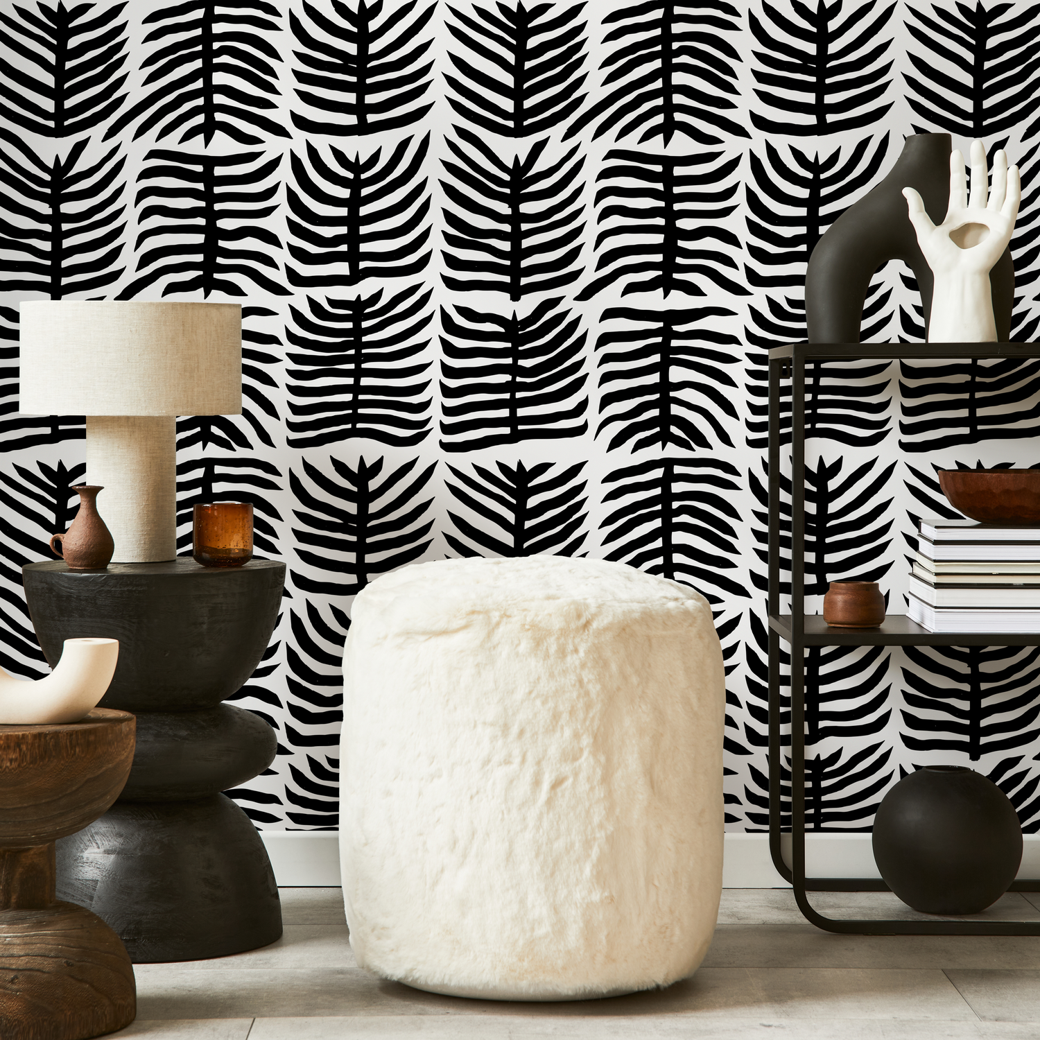 Botanical Wallpaper with a Graphic Leaf Pattern in Black and White - B979
