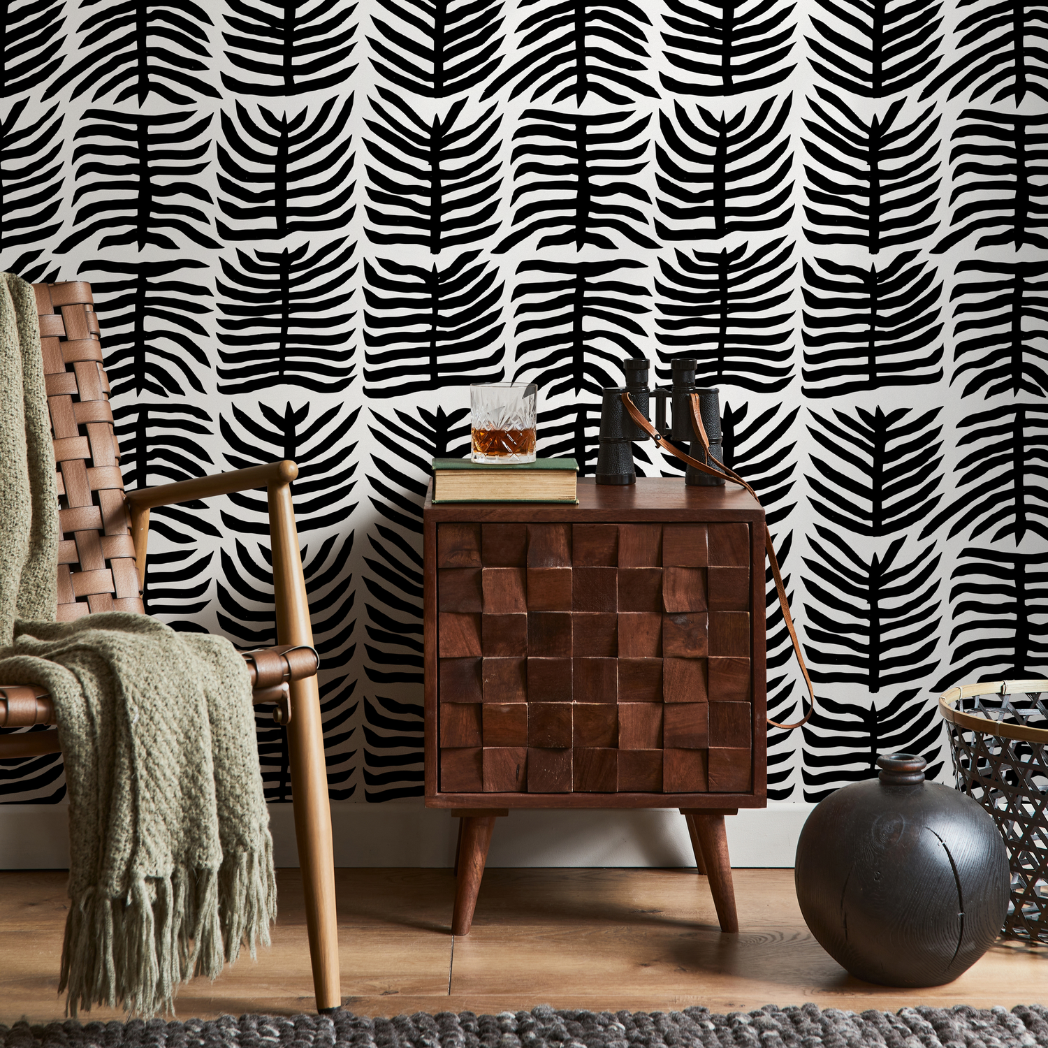 Botanical Wallpaper with a Graphic Leaf Pattern in Black and White - B979