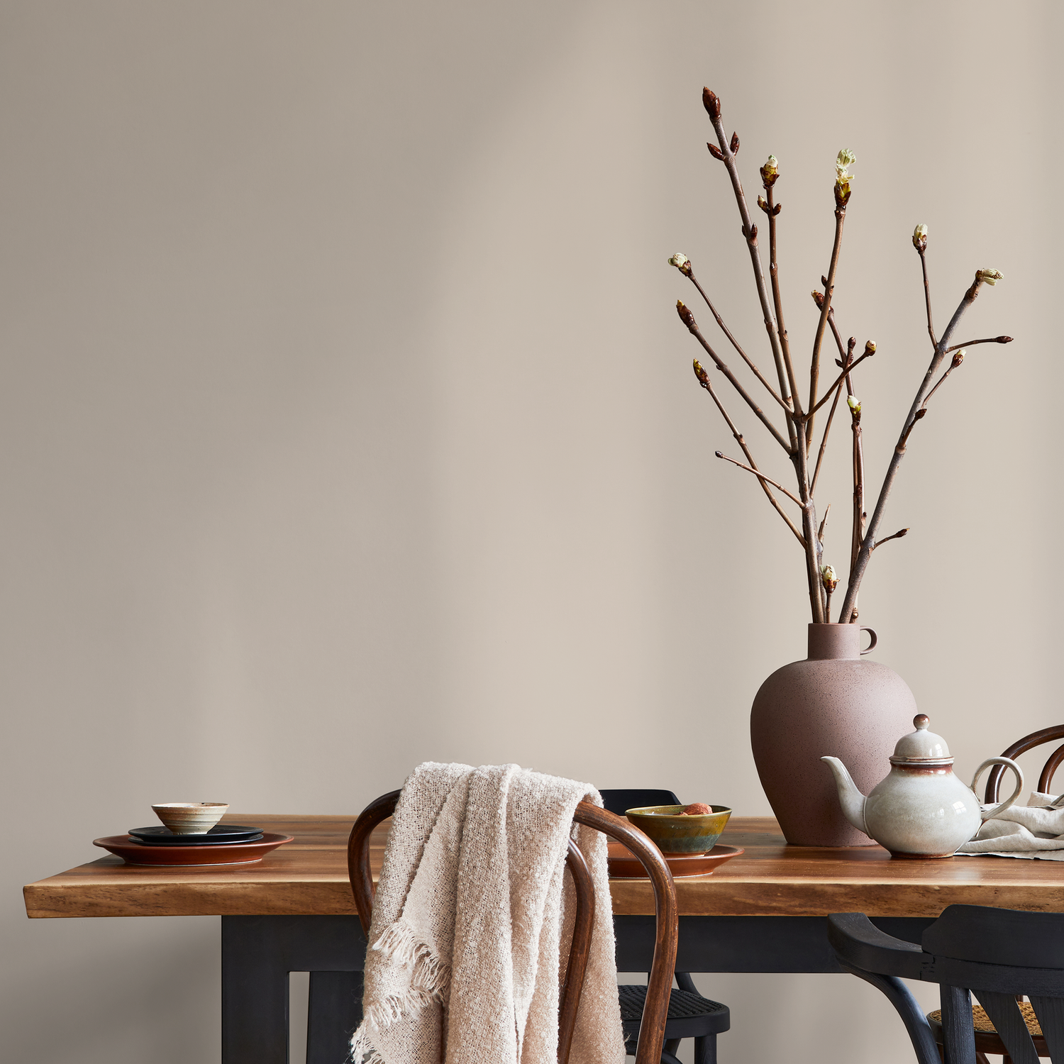 Solid Color Wallpaper with a Minimalist Style in Pastel Gray - D419