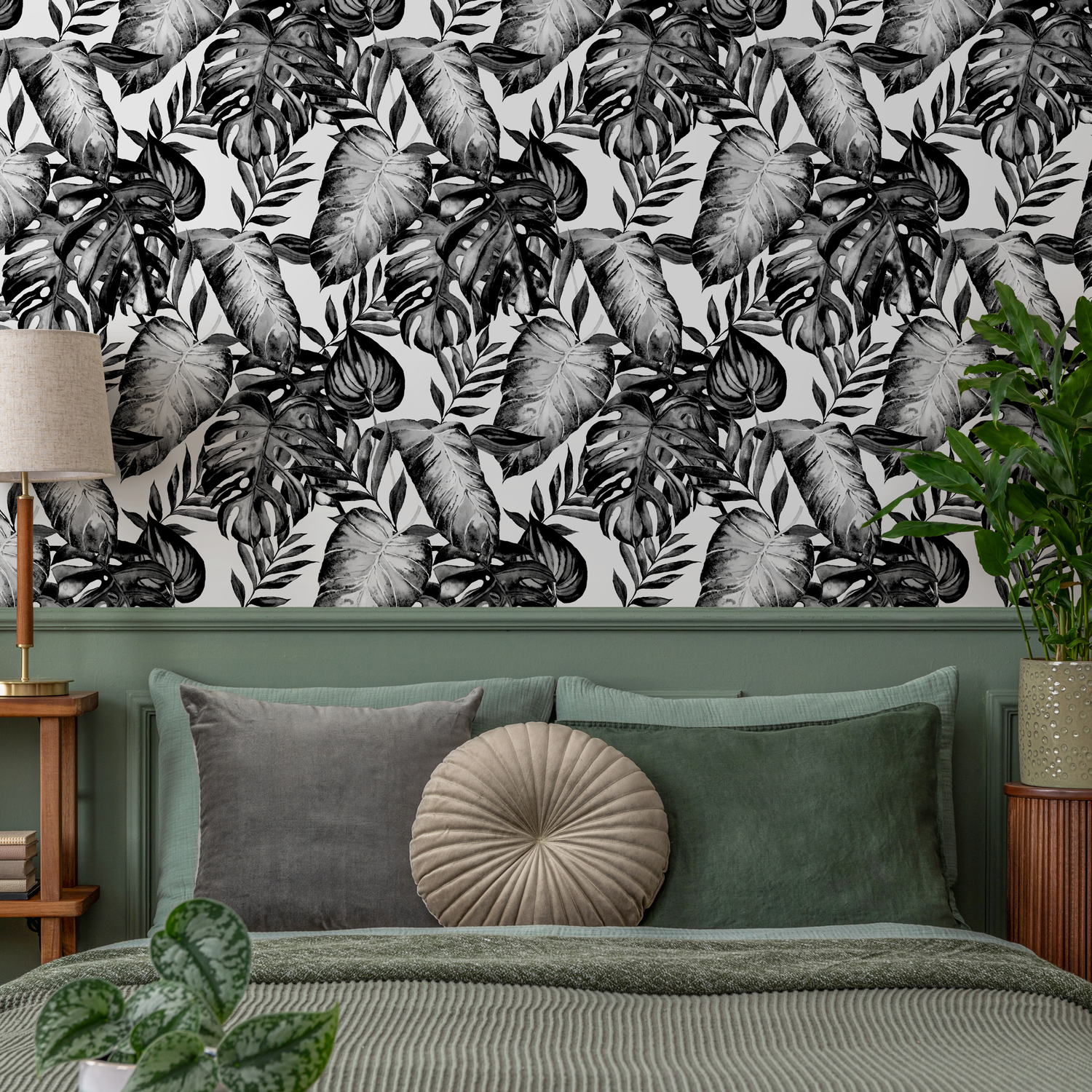Botanical Wallpaper with a Lush Monstera Leaf Motif in Black and White - B655