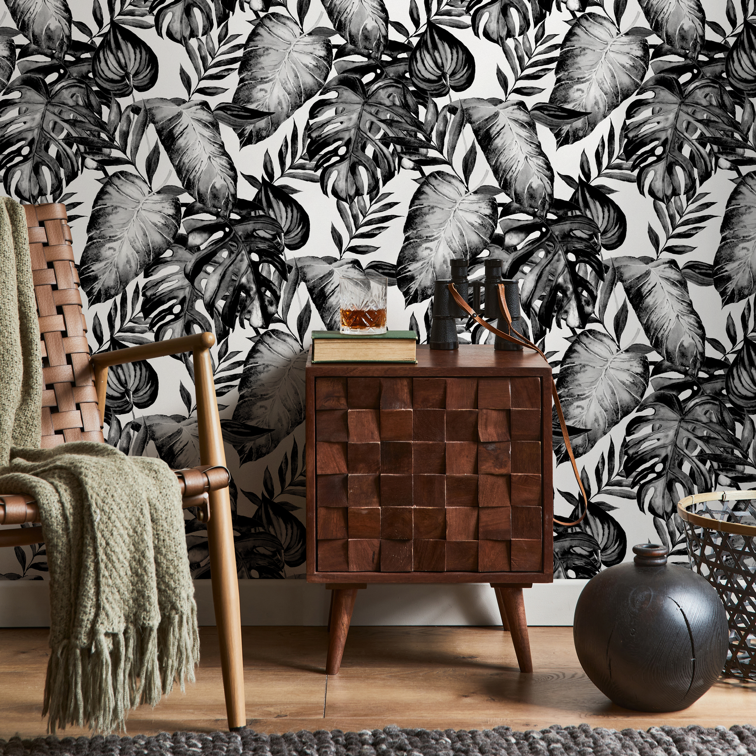 Botanical Wallpaper with a Lush Monstera Leaf Motif in Black and White - B655