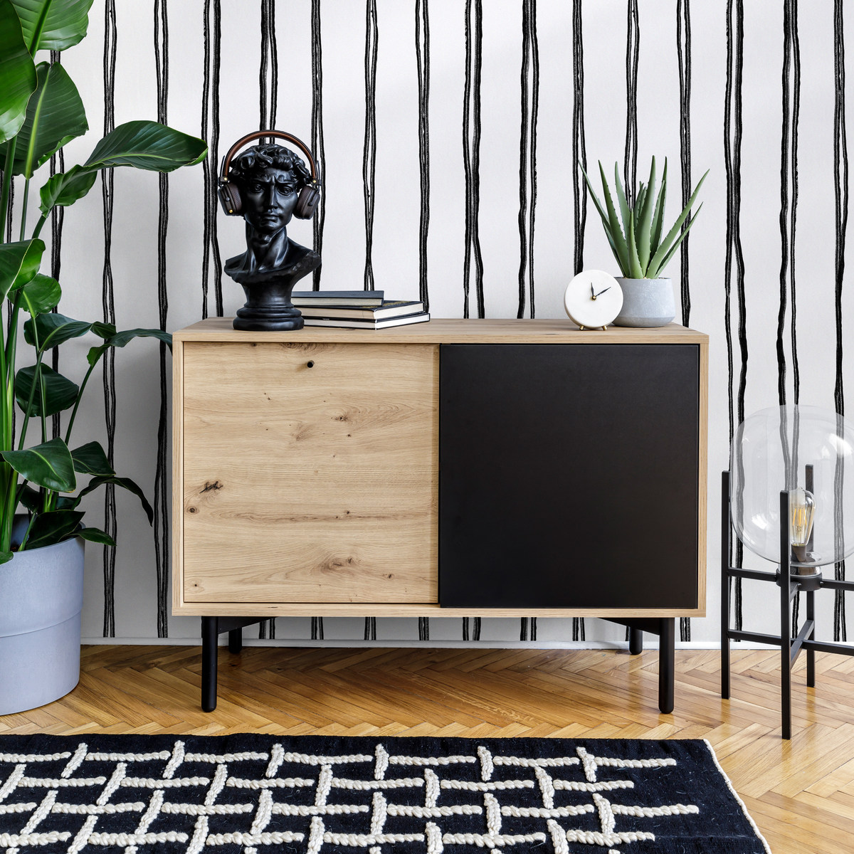 Minimalist Striped Wallpaper with a Hand-Drawn Motif in Black and White - detail view