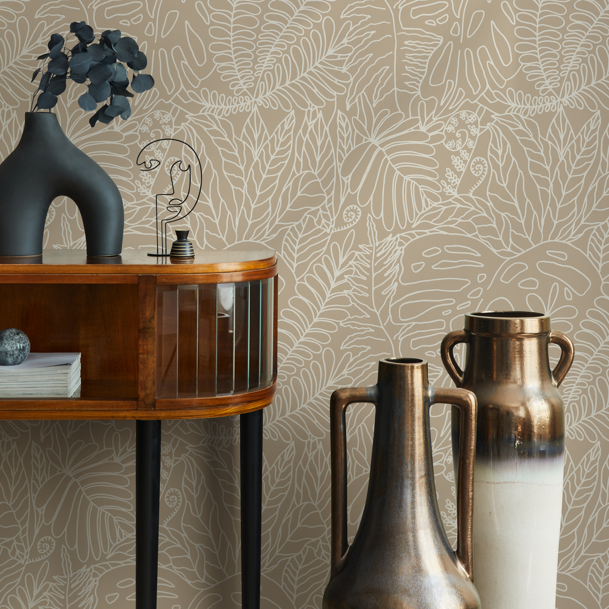 Botanical Wallpaper with a Tropical Leaf Line Art Motif in Beige and White - detail view