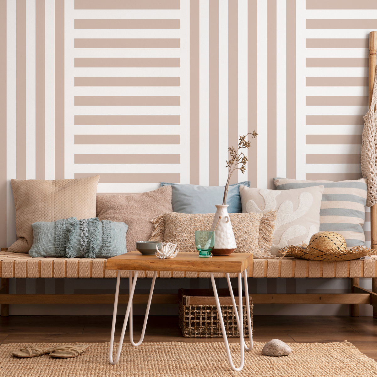 Geometric Wallpaper with Mixed Stripes in Beige and White - detail view