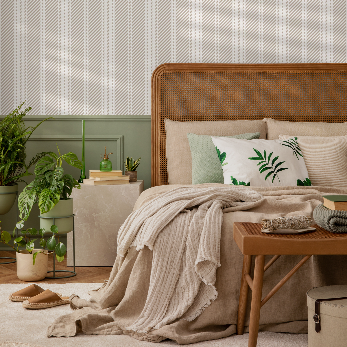 Minimalist Striped Wallpaper with Textured Diagonal Lines in Beige and White - detail view