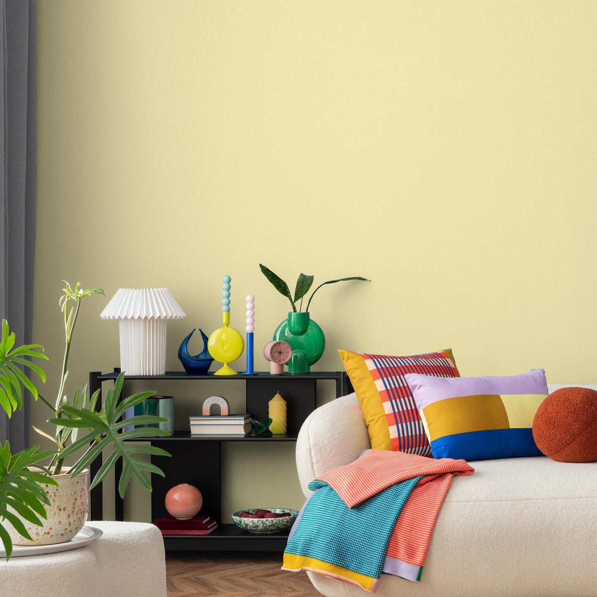 Vanilla Cream Wallpaper / Solid Color / Minimalist Modern Peel and Stick in Soft Pastel Yellow - E201