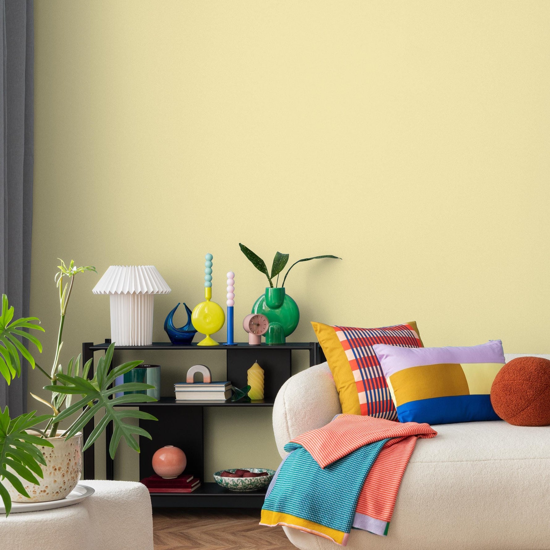 Vanilla Cream Wallpaper / Solid Color / Minimalist Modern Peel and Stick in Soft Pastel Yellow - E201