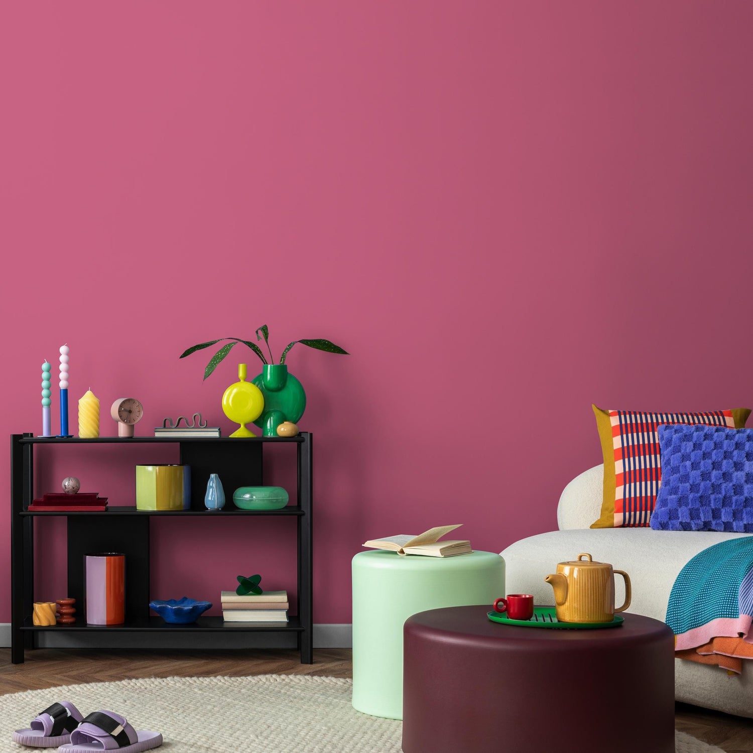 Berry Pink Wallpaper / Solid Color Featuring a Bold and Vibrant Hue in Magenta and Fuchsia - E163