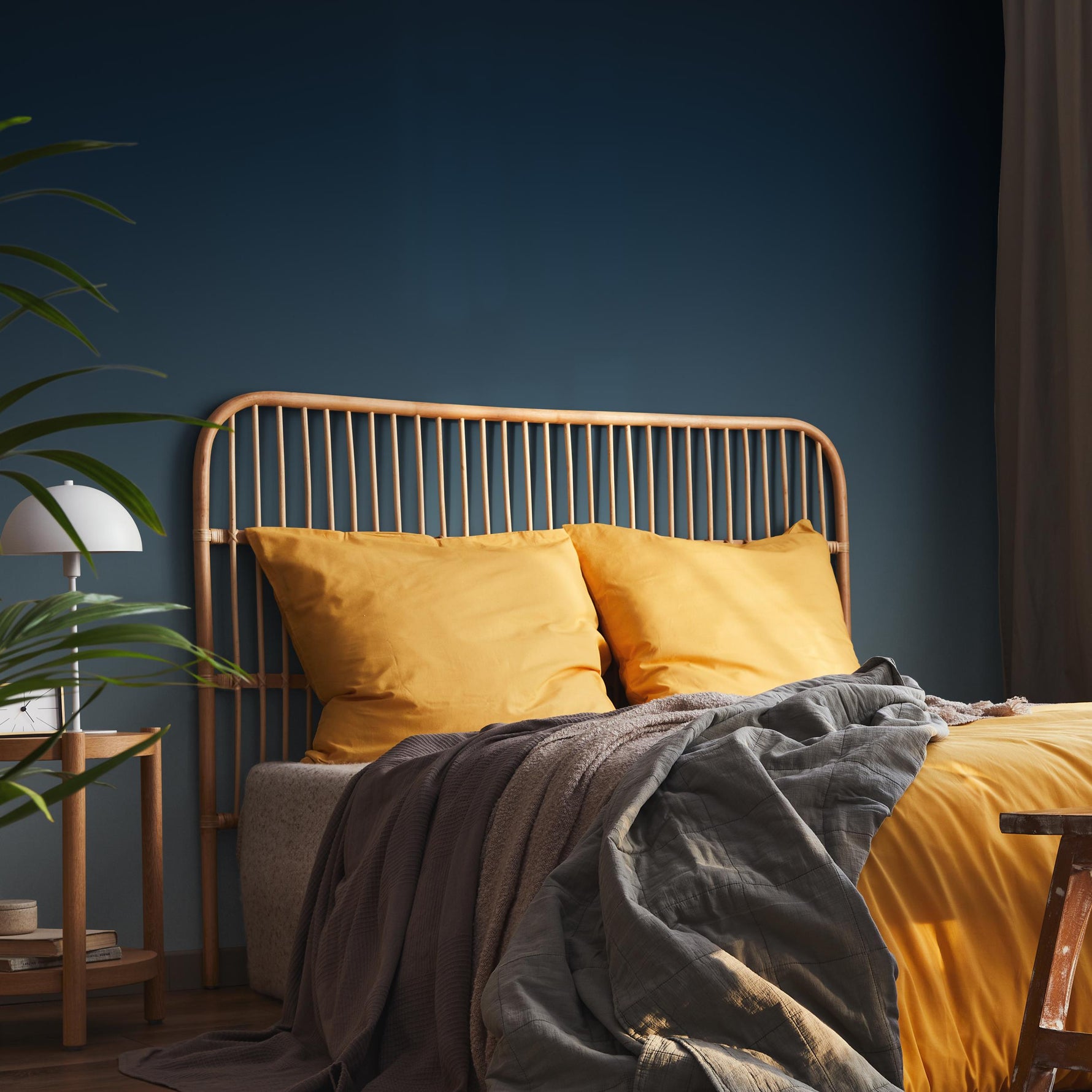 Ombre Wallpaper with a Dark Blue to Gray Gradient - E255