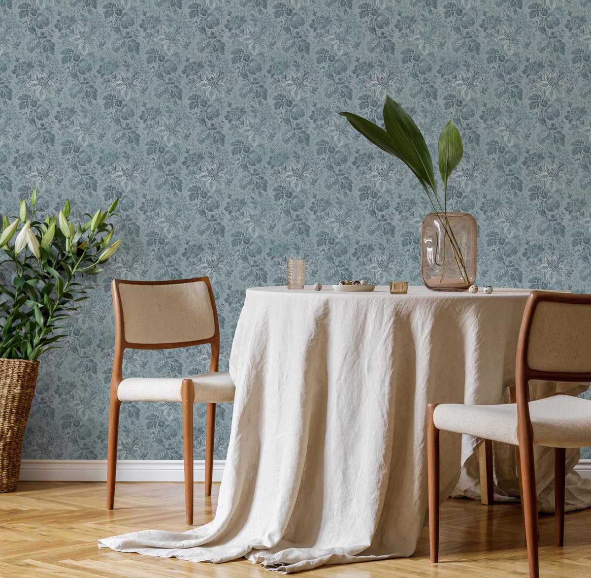 Damask Wallpaper with an Intricate Floral Motif in Blue and Gray - E134 B