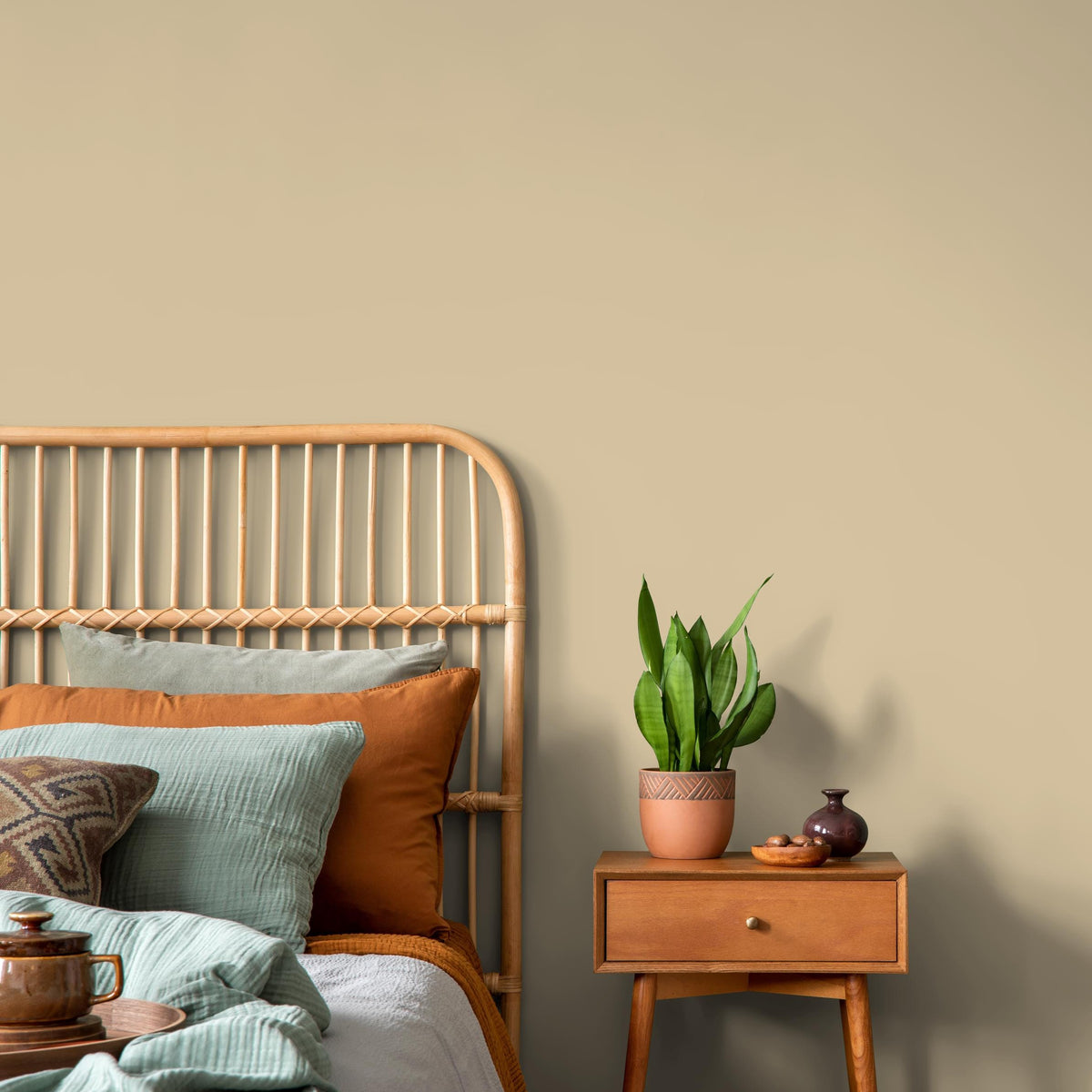 Desert Sand Wallpaper / Solid Color in a Warm, Earthy Beige Tone for Japandi and Boho Styles - E203