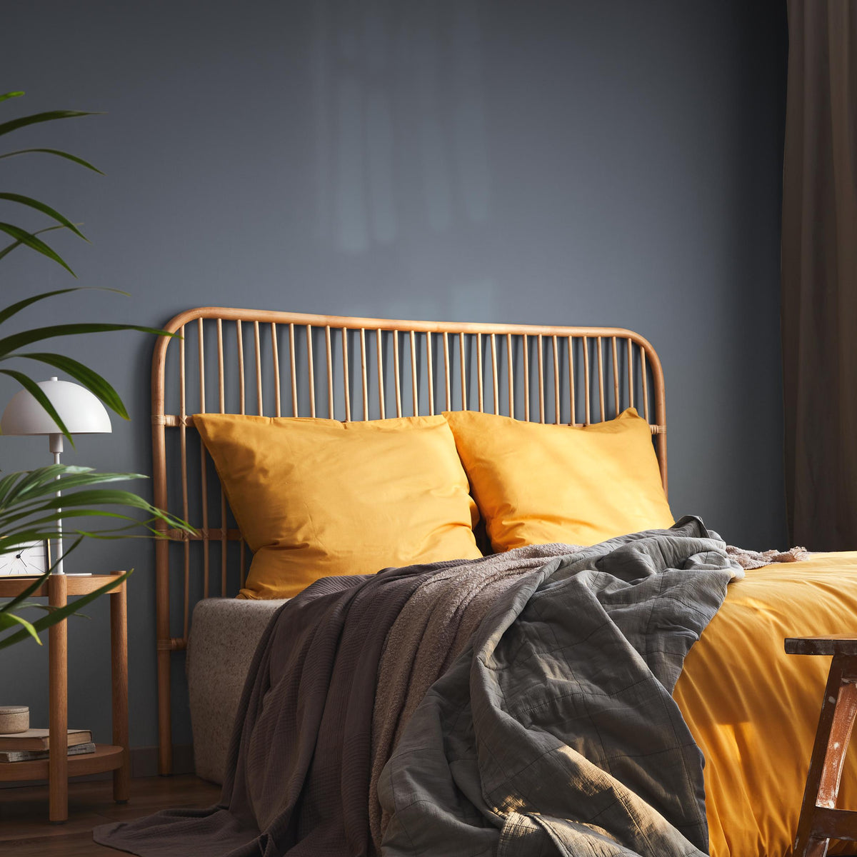 Ombre Wallpaper with a Subtle Gradient in Dark Gray and Blue - E263