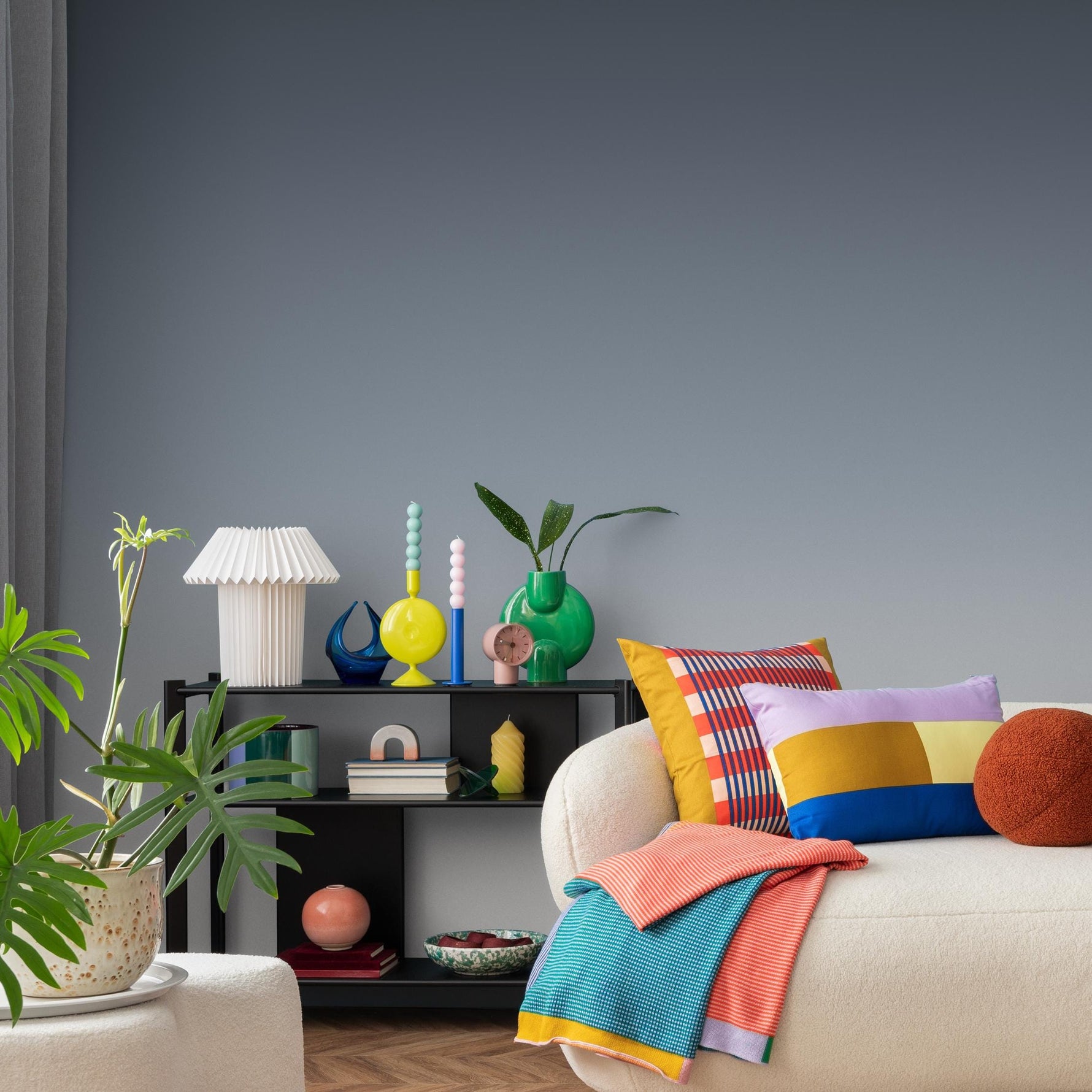 Ombre Wallpaper with a Fading Gradient in Blue and Gray - E262