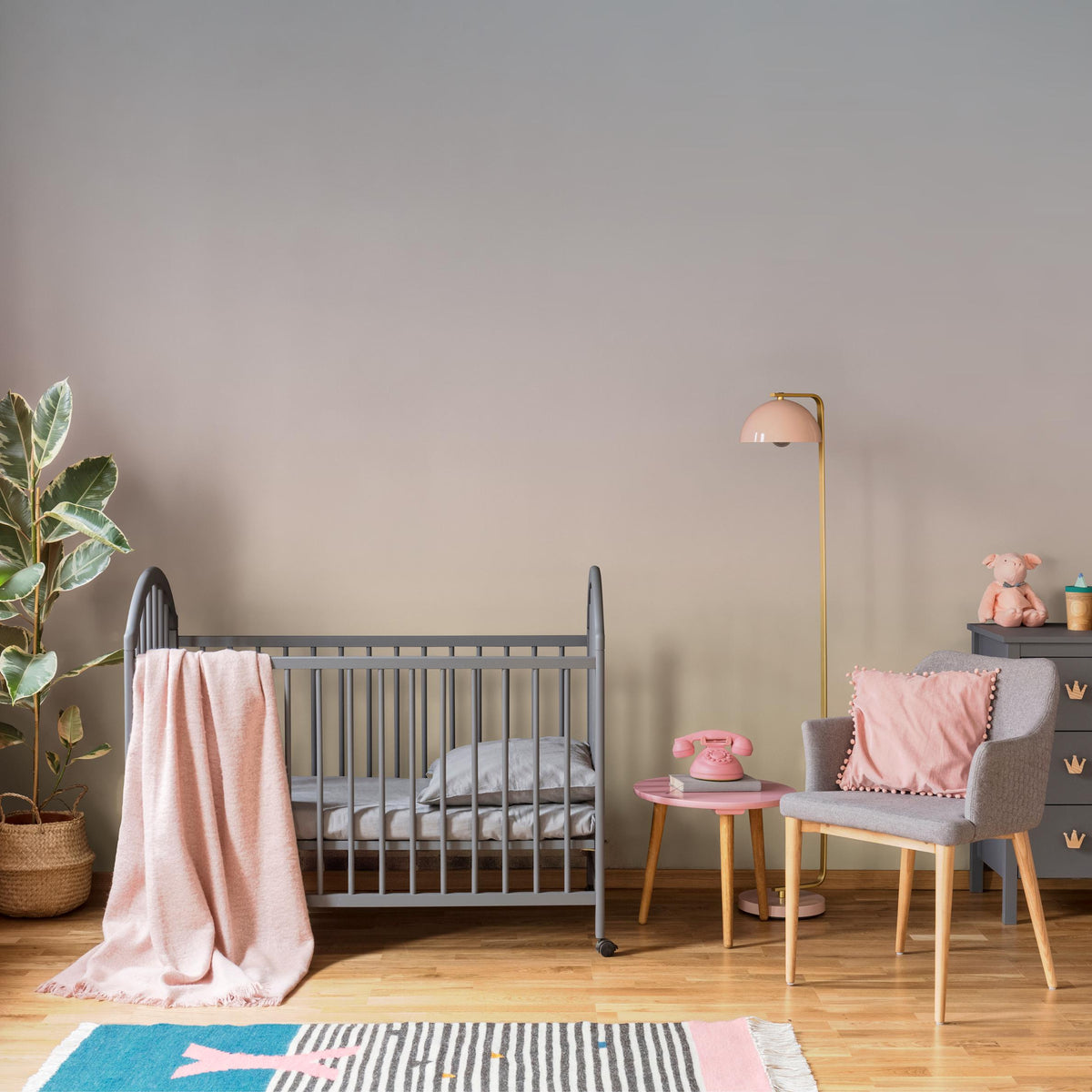 Ombre Wallpaper Featuring a Soft Fade in Beige and Gray - E248