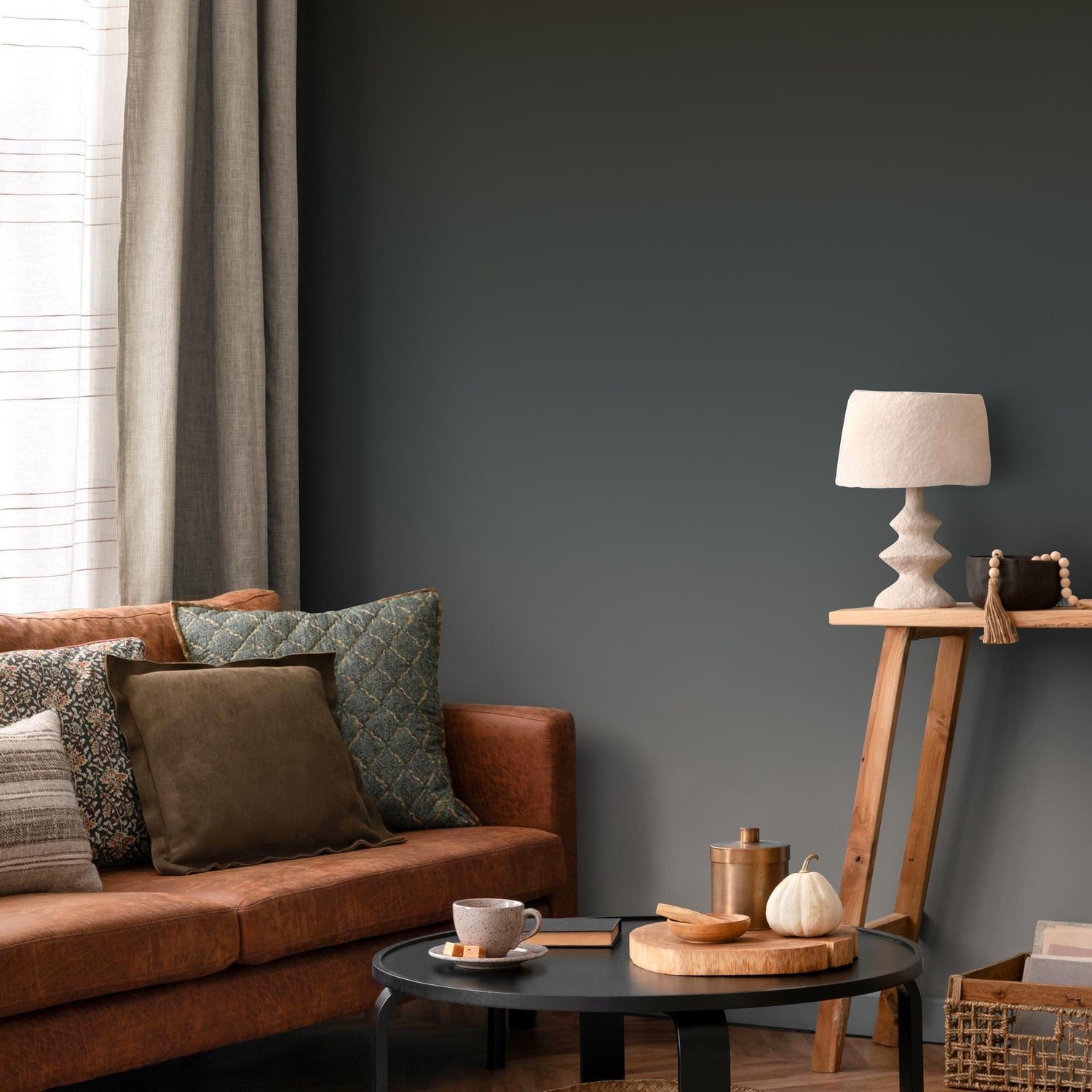 Ombre Wallpaper with a Dark to Light Gradient in Charcoal and Gray - E265
