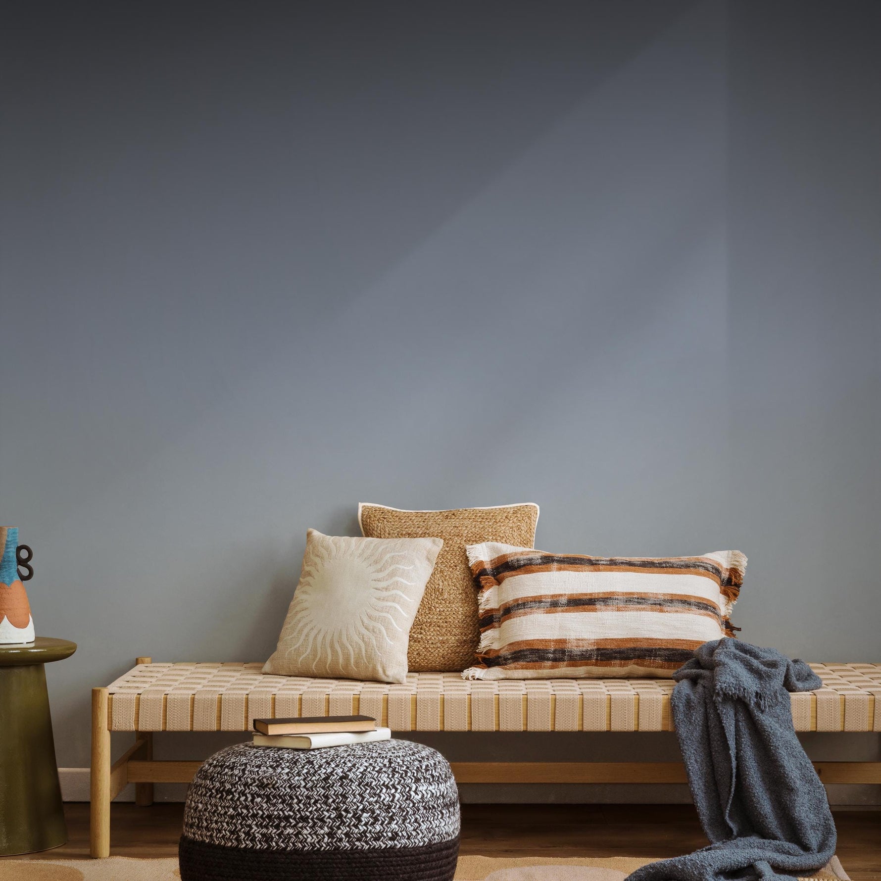 Ombre Wallpaper with a Subtle Gradient in Dark Gray and Blue - E263