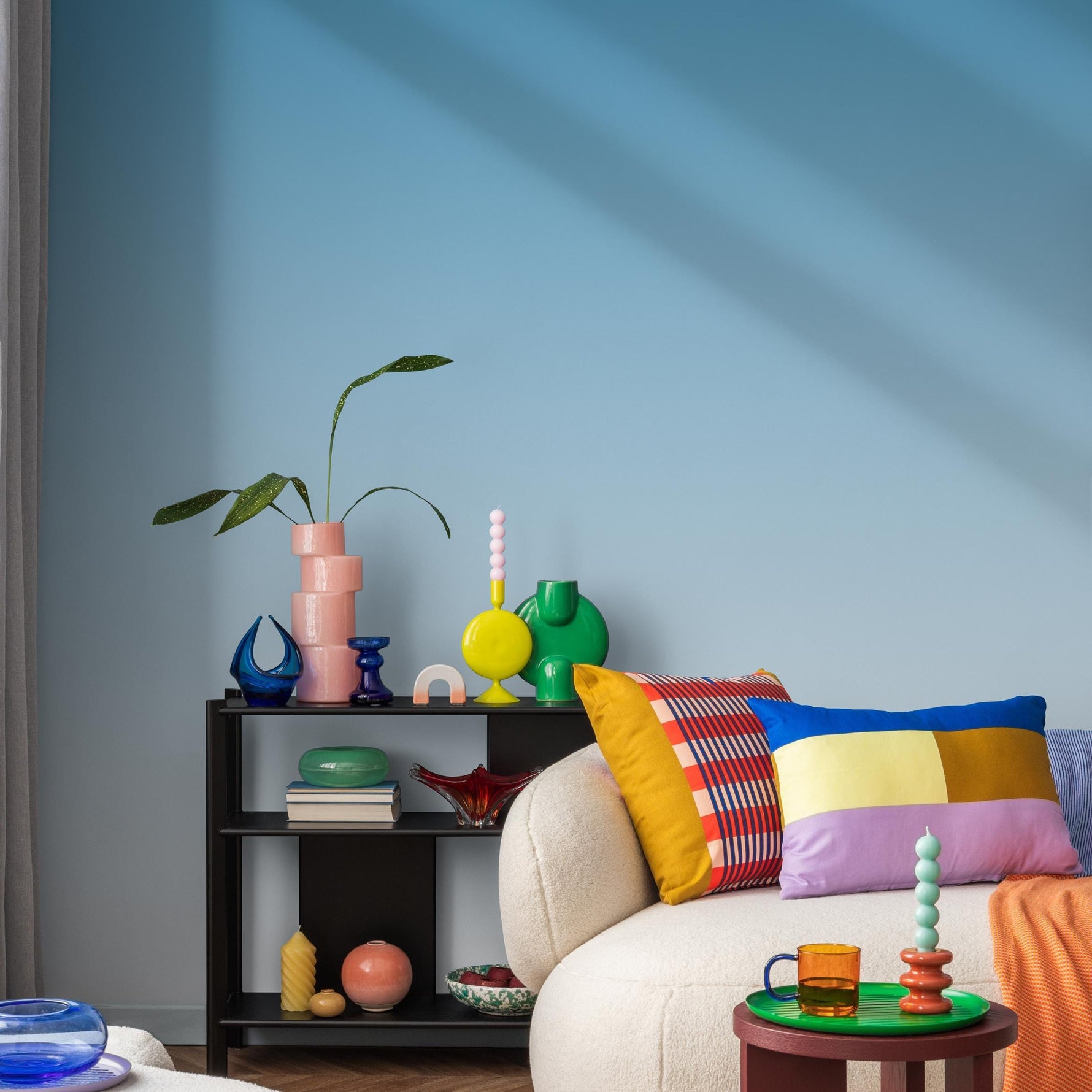 Ombre Wallpaper with a Subtle Gradient Effect in Blue - E253