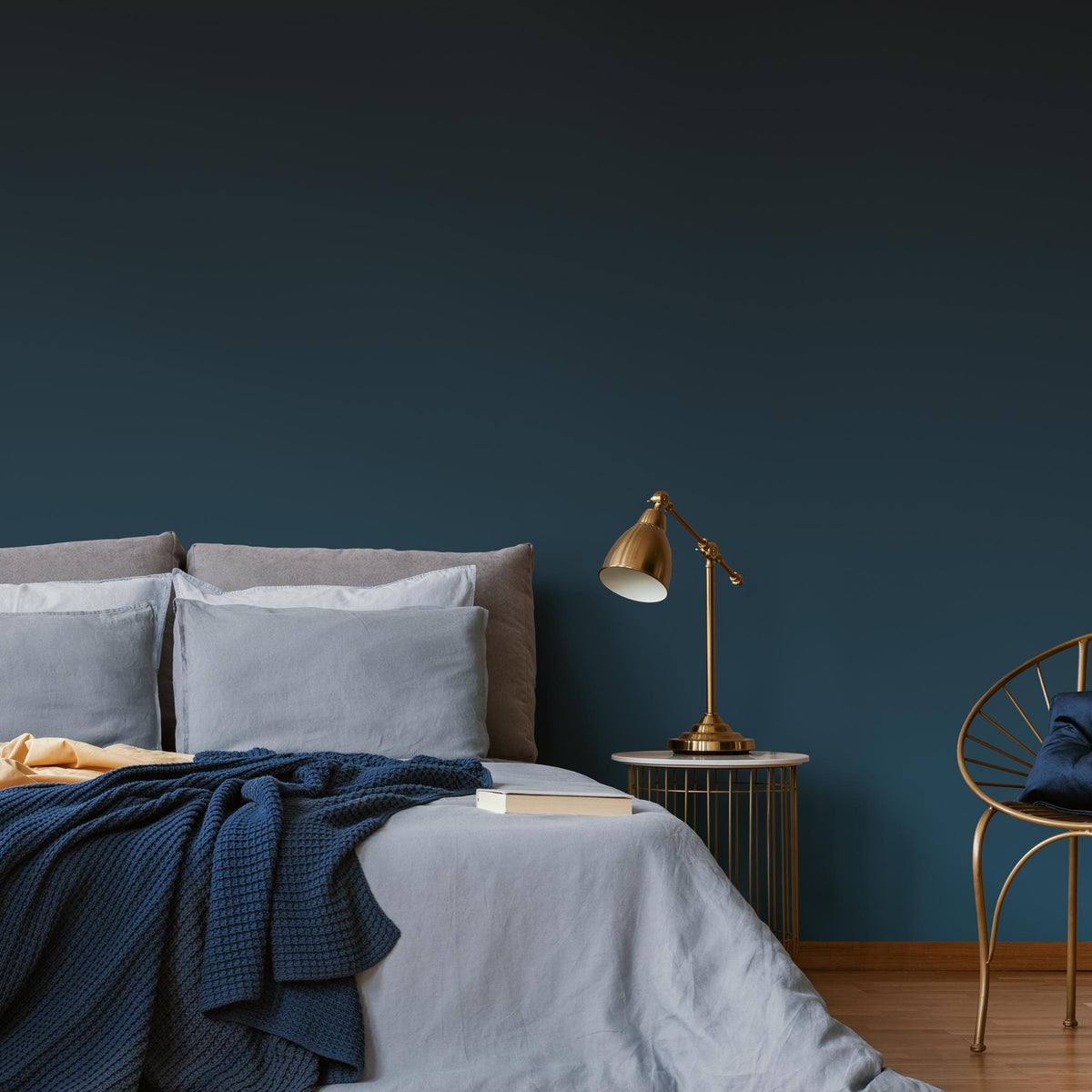 Ombre Wallpaper with a Moody Gradient in Dark Blue and Black - E254