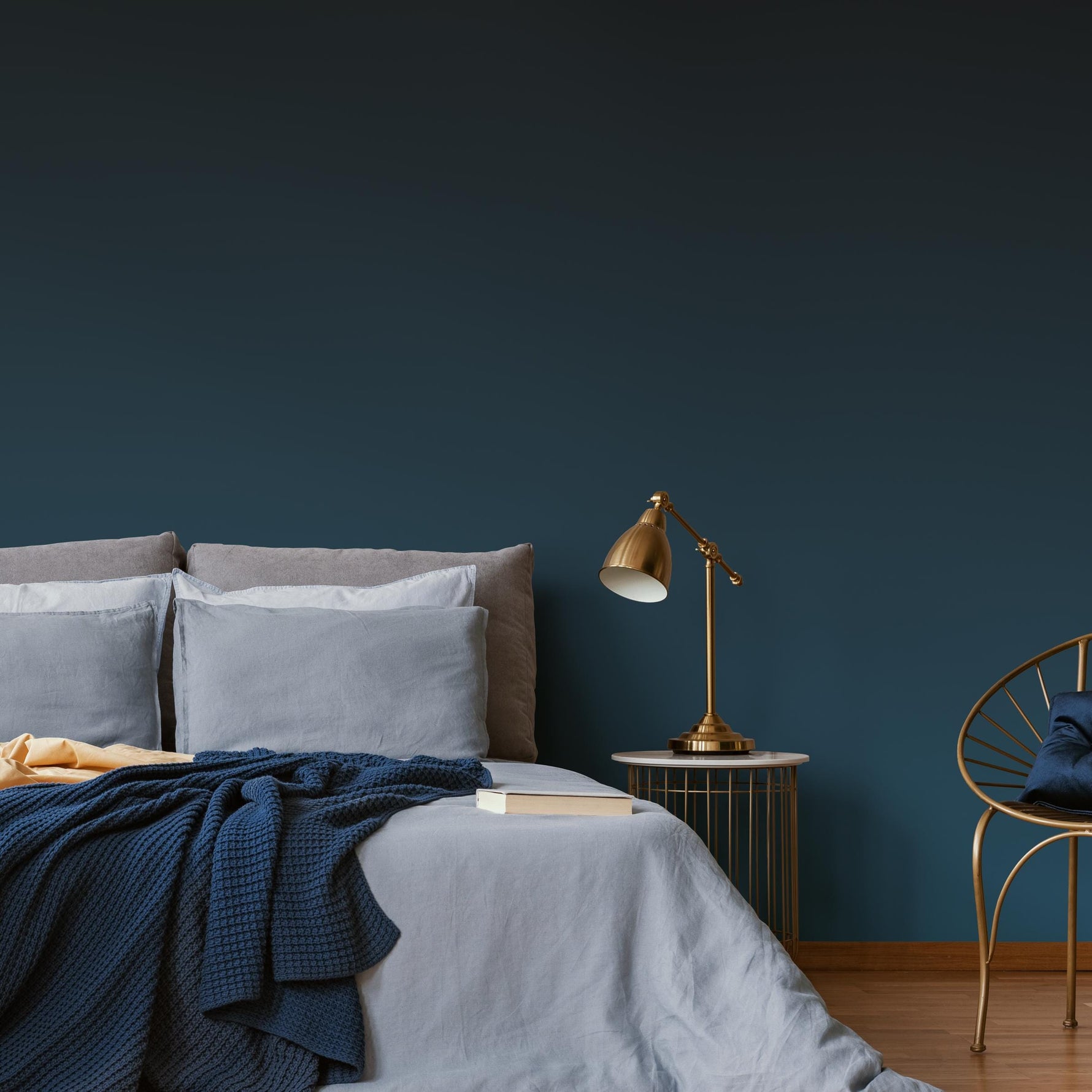 Ombre Wallpaper with a Moody Gradient in Dark Blue and Black - E254