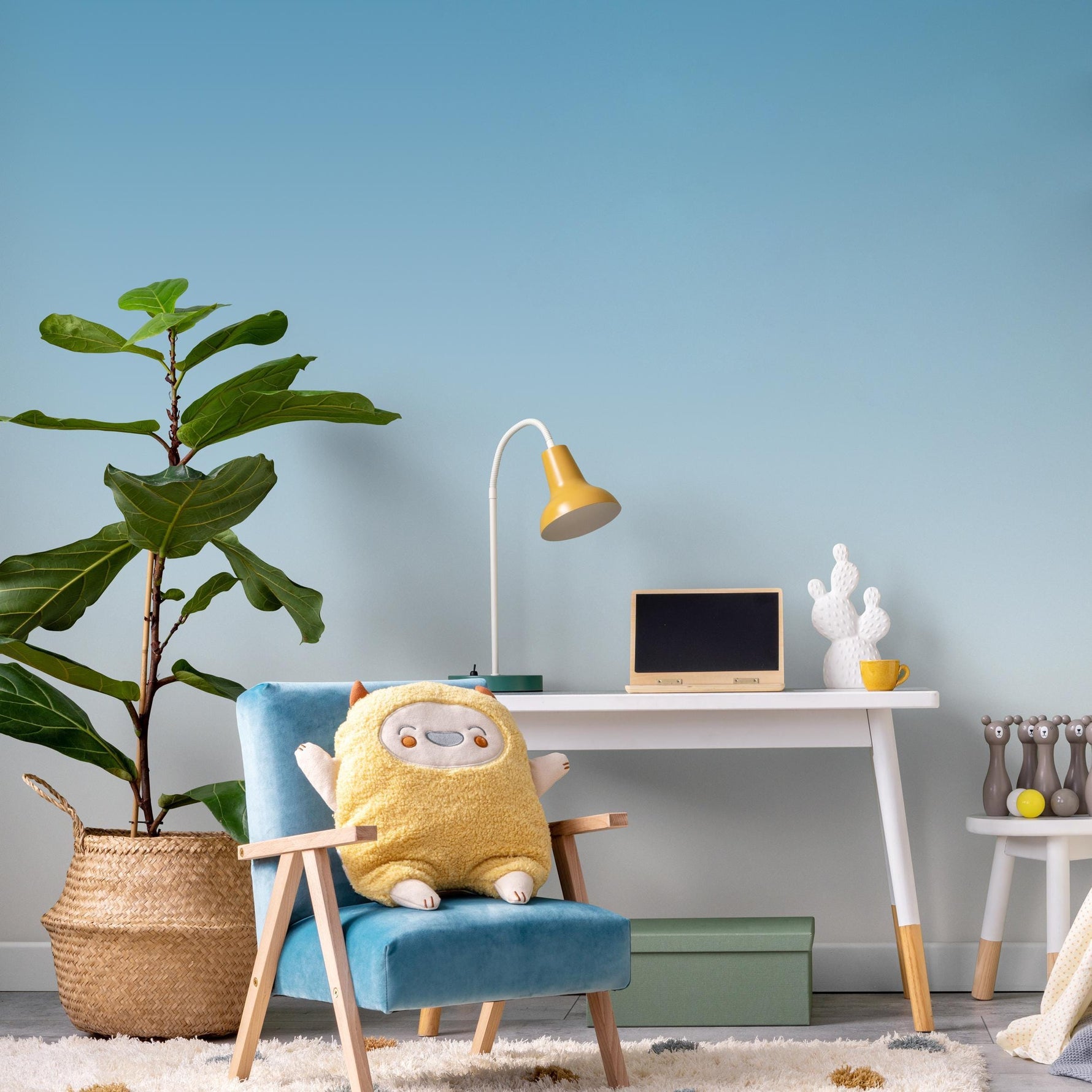 Ombre Wallpaper with a Subtle Gradient Effect in Blue - E253