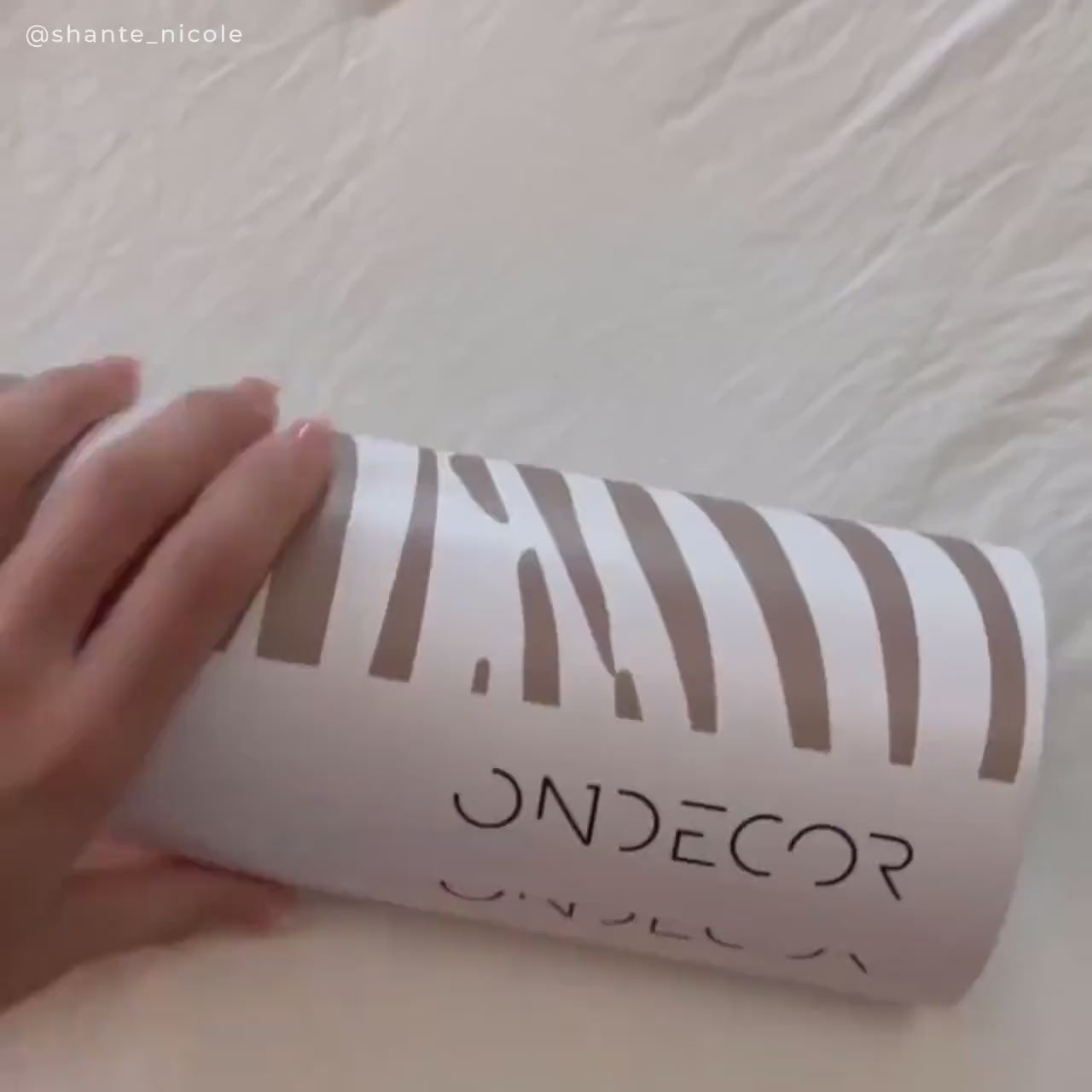 Floral Wallpaper with an Arts and Crafts Motif in Green and Beige - E374